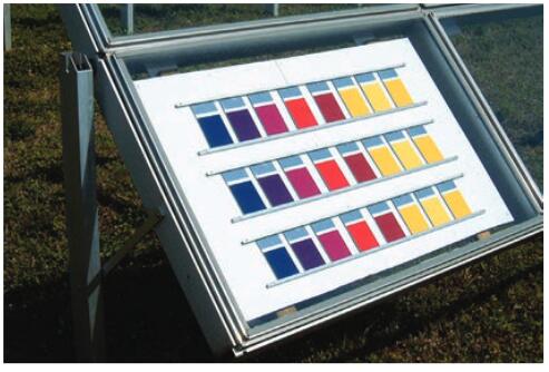 油墨試樣安裝在位于佛羅里達(dá)和亞利桑那曝曬場(chǎng)的ASTM G24帶玻璃框的曝曬架上。