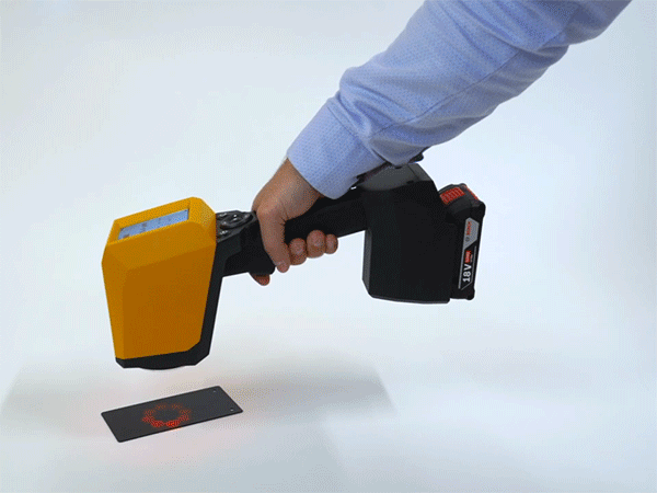 手持非接觸式膜厚分析儀輕松實(shí)時(shí)測(cè)量生產(chǎn)線上噴涂件膜厚，允許傾斜多角度測(cè)量