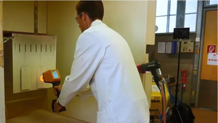 企業(yè)使用涂魔師非接觸測厚儀測量色板厚度