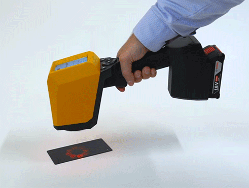 手持非接觸式膜厚分析儀輕松實(shí)時(shí)測量生產(chǎn)線上噴涂件膜厚，允許傾斜多角度測量