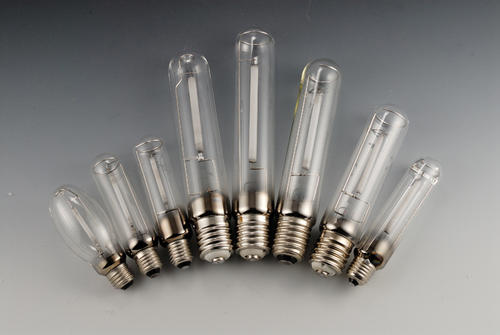 金屬鹵素?zé)? /><br /></p><p>氙燈由一個(gè)充滿氙氣的玻璃管組成，在兩個(gè)電極之間產(chǎn)生放電。</p><p style=